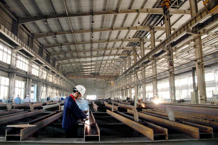 下面就帶大家了解一下什么是四川管廊鋼結(jié)構(gòu)？ 以鋼材制作為主的結(jié)構(gòu)，是主要的建筑結(jié)構(gòu)類型之一。鋼材的特點(diǎn)是強(qiáng)度高、自重輕、剛度大，故用于建造大跨度和超高、超重型的建筑物特別適宜；材料勻質(zhì)性和各向同性好，屬理想彈性體，最符合一般工程力學(xué)的基本假定；材料塑性、韌性好，可有較大變形，能很好地承受動(dòng)力荷載；建筑工期短；其工業(yè)化程度高，可進(jìn)行機(jī)械化程度高的專業(yè)化生產(chǎn)；加工精度高、效率高、密閉性好，故可用于建造氣罐、油罐和變壓器等。其缺點(diǎn)是耐火性和耐腐性較差。主要用于重型車間的承重骨架、受動(dòng)力荷載作用的廠房結(jié)構(gòu)、板殼結(jié)構(gòu)、高聳電視塔和桅桿結(jié)構(gòu)、橋梁和庫等大跨結(jié)構(gòu)、高層和超高層建筑等。鋼結(jié)構(gòu)今后應(yīng)研究高強(qiáng)度鋼材，大大提高其屈服點(diǎn)強(qiáng)度；此外要軋制新品種的型鋼，例如H型鋼（又稱寬翼緣型鋼）和T形鋼以及壓型鋼板等以適應(yīng)大跨度結(jié)構(gòu)和超高層建筑的需要。 鋼結(jié)構(gòu)又分輕鋼和重鋼。判定沒有一個(gè)統(tǒng)一的標(biāo)準(zhǔn)，很多有經(jīng)驗(yàn)的設(shè)計(jì)師或項(xiàng)目經(jīng)理也常常不能完全說明白，可以以一些數(shù)據(jù)綜合考慮并加以判斷